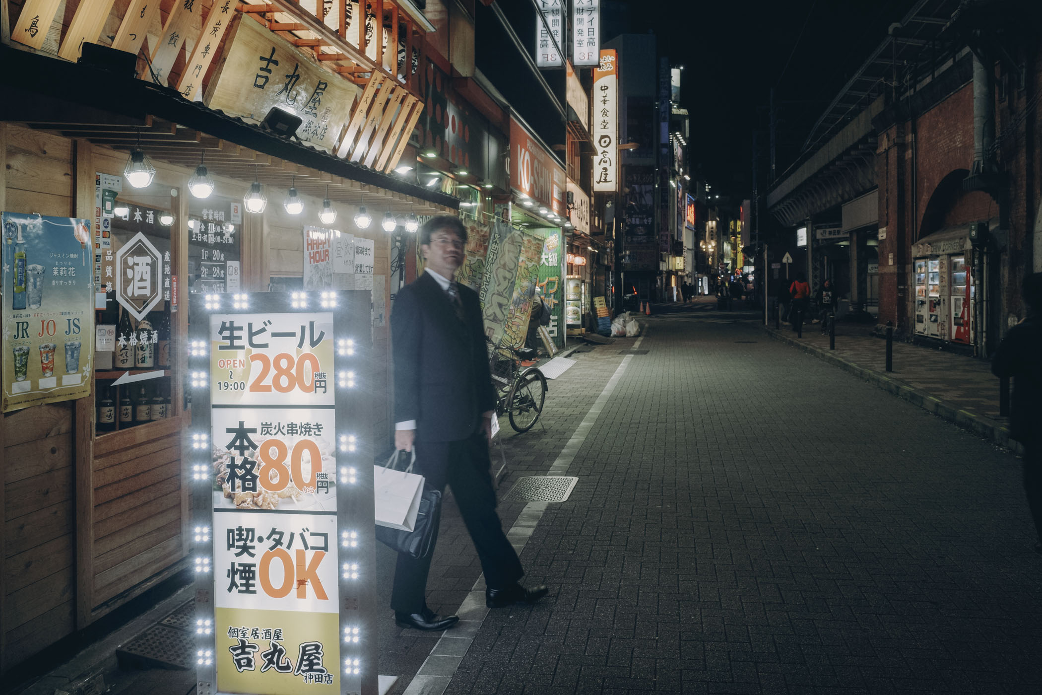 Dopo il lavoro l'uomo d'affari a Tokyo spende il suo tempo nei locali